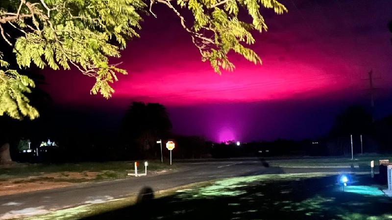 Clarão rosa no céu intriga cidade da Austrália e revela plantação secreta de maconha - Nikea Champion