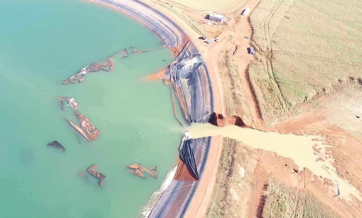 Barragem em Uberlândia se rompe e atinge rio Uberabinha - Divulgação/PM de Meio Ambiente