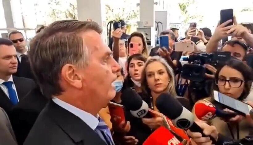 Bolsonaro se irrita com repórter: 'Acabou tua cota de entrevista' - Reprodução/Twitter
