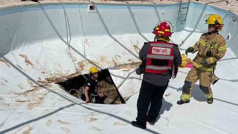 Homem morre sugado por buraco em piscina - Israel Fire & Rescue Service