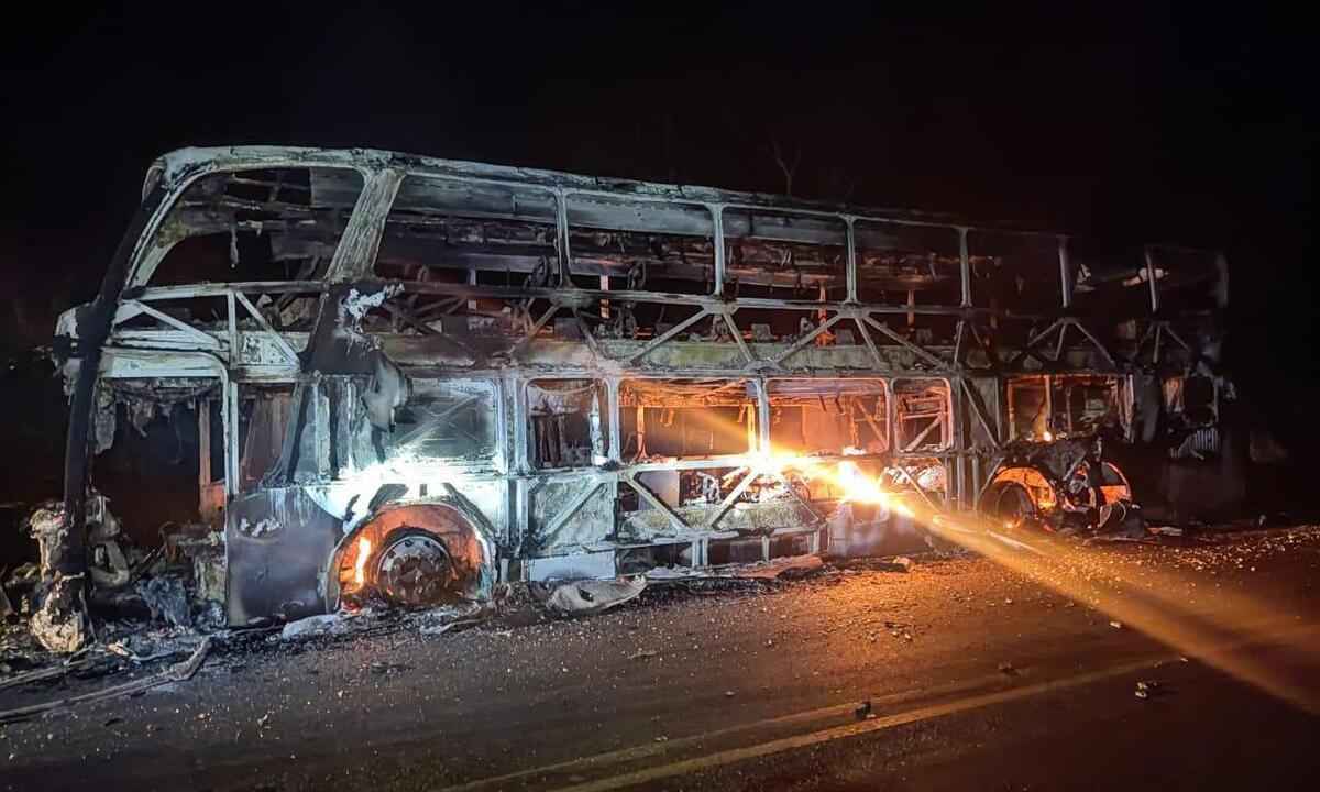 Incêndio destrói ônibus que fazia viagem pelo aplicativo Buser em Minas - CBMMG/ Divulgação