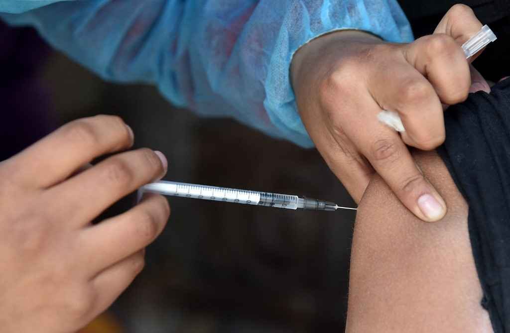 Sonegar e falsear dados em boletim epidemiológico é também matar pessoas - Aizar RALDES / AFP