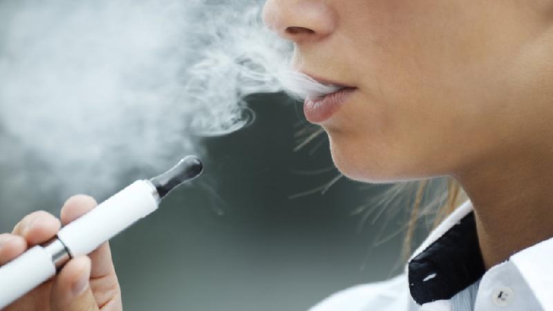 'É como fumar 20 cigarros por dia': os riscos dos cigarros eletrônicos que viraram 'moda' entre jovens e adolescentes - Getty Images