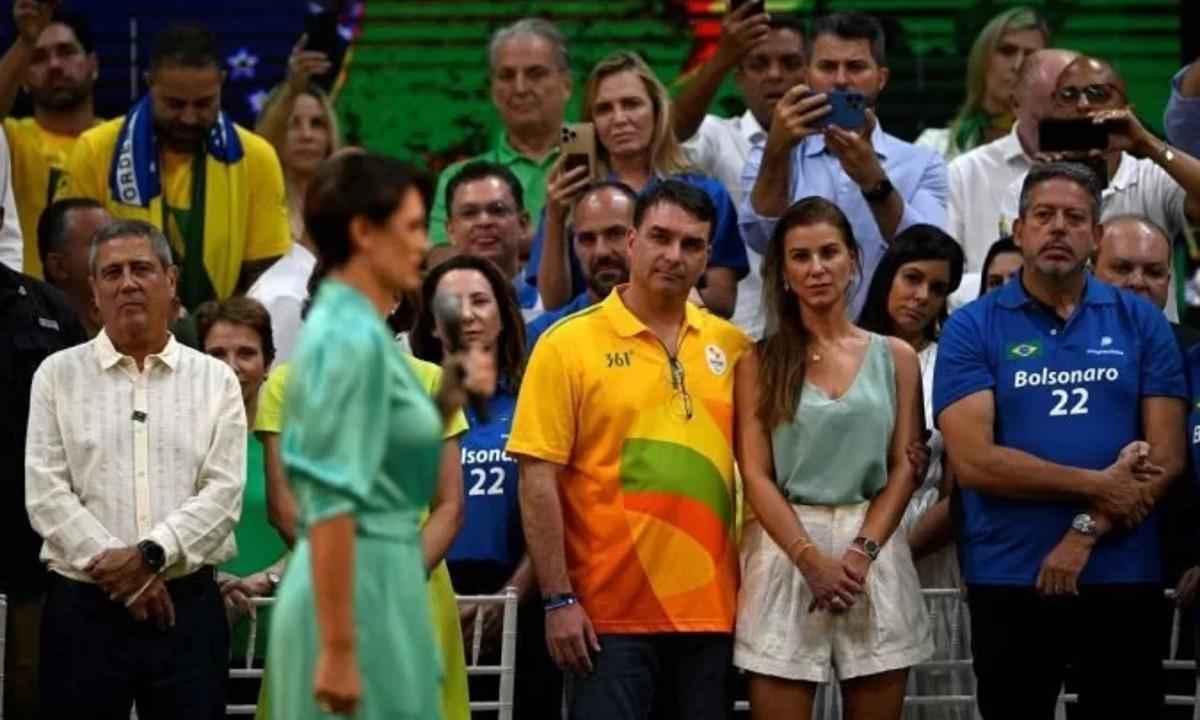 Carlos e Eduardo faltam à convenção que oficializou candidatura do pai - Mauro Pimentel/AFP
