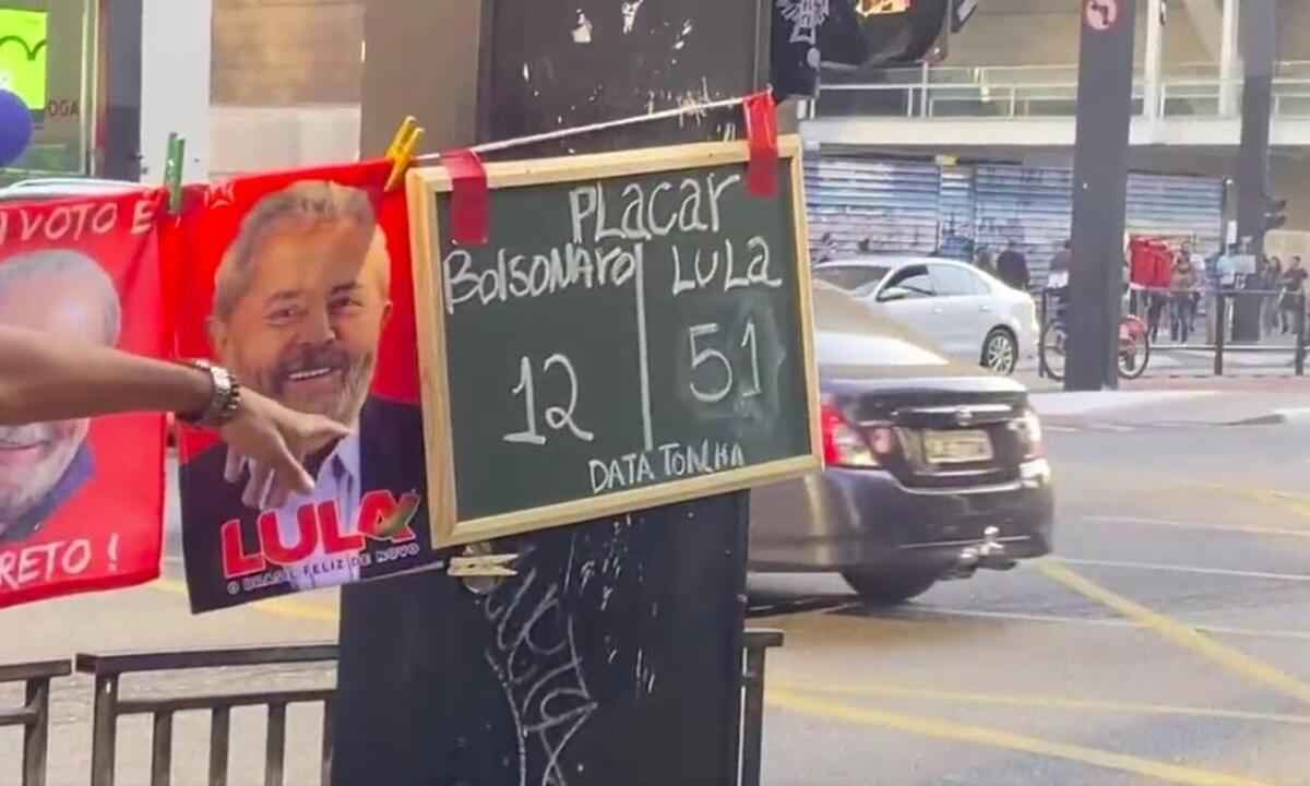 DataToalha: ambulantes fazem pesquisa eleitoral com vendas de toalhas - Reprodução nas redes sociais