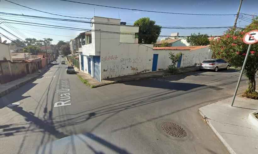 Dois carros sobem em calçada, atropelam mulher e batem em uma casa - Street View