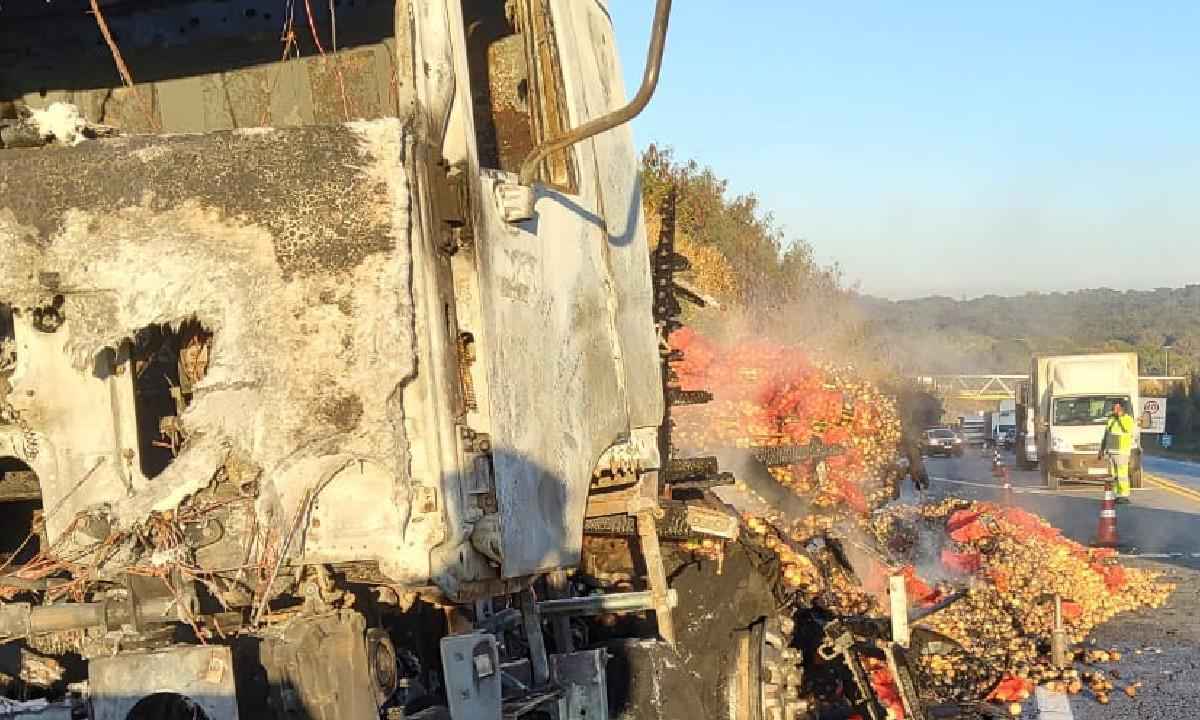 Incêndio destrói carreta carregada com 20 toneladas de cebola - Divulgação/Corpo de Bombeiros