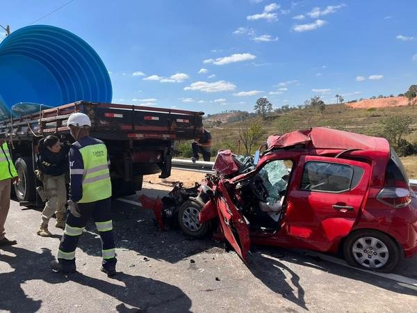 Motorista morre em acidente entre carro e caminhão em Betim - CBMMG/Divulgação