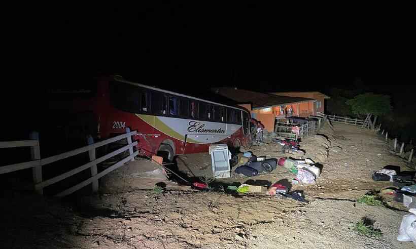 Acidente com ônibus deixa 9 pessoas feridas na MGC 383 - SALA DE IMPRENSA CBMMG
