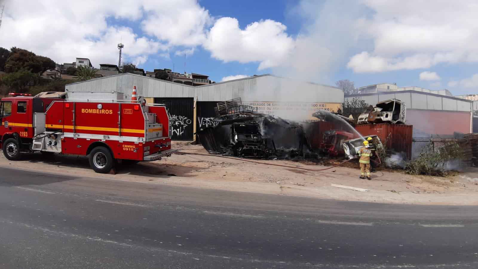 Incêndio: empresa de sucata de caminhões pega fogo na BR-040, em Contagem - Gladyston Rodrigues/EM/D.A Press
