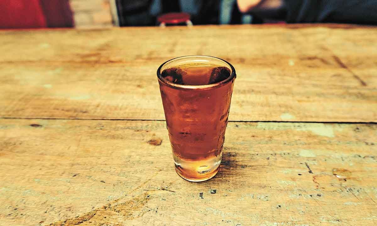 Rabo de galo: coquetel com gelo, cachaça e vermute ganha concurso em BH - Leo Lima/divulgação