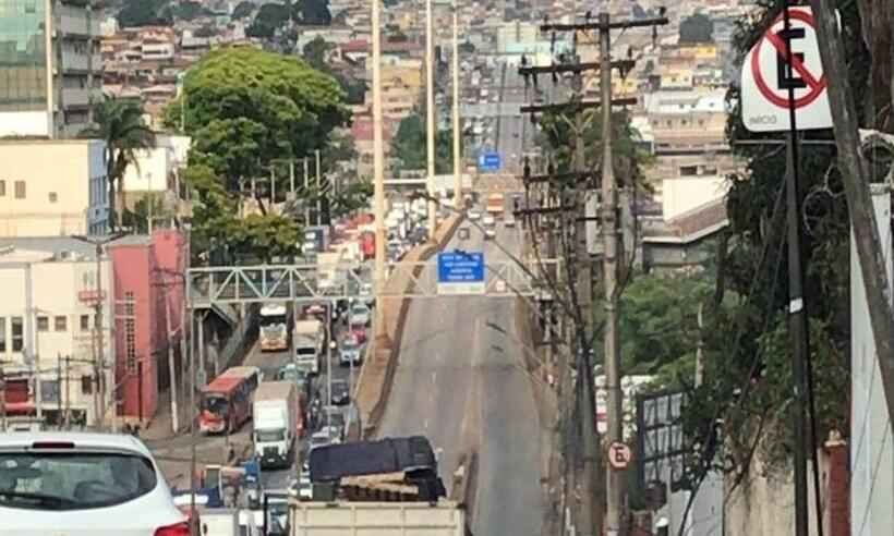 Acidente deixa trânsito lento na Av. Cardeal Eugênio Pacelli, em Contagem - Transcon/Reprodução