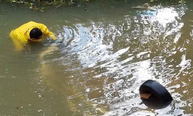 Corpo de homem é encontrado dentro de carro submerso em rio - Reprodução/Hélder Almeida
