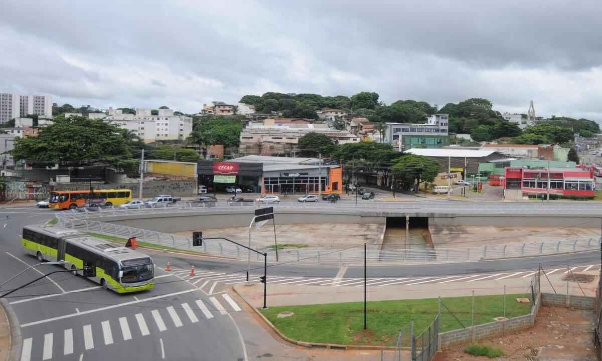 Obra contra enchentes muda o trânsito na Avenida Vilarinho - Leandro Couri/EM/D.A Press