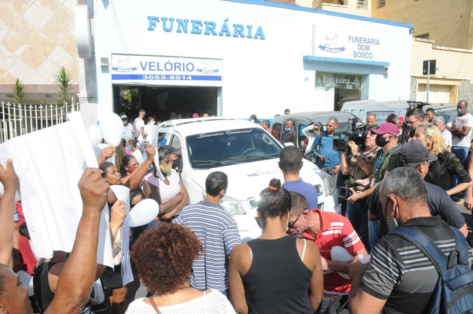 Velório de Bárbara: sob gritos de justiça, corpo é levado ao cemitério - Juarez Rodrigues/ EM/ D.A Press