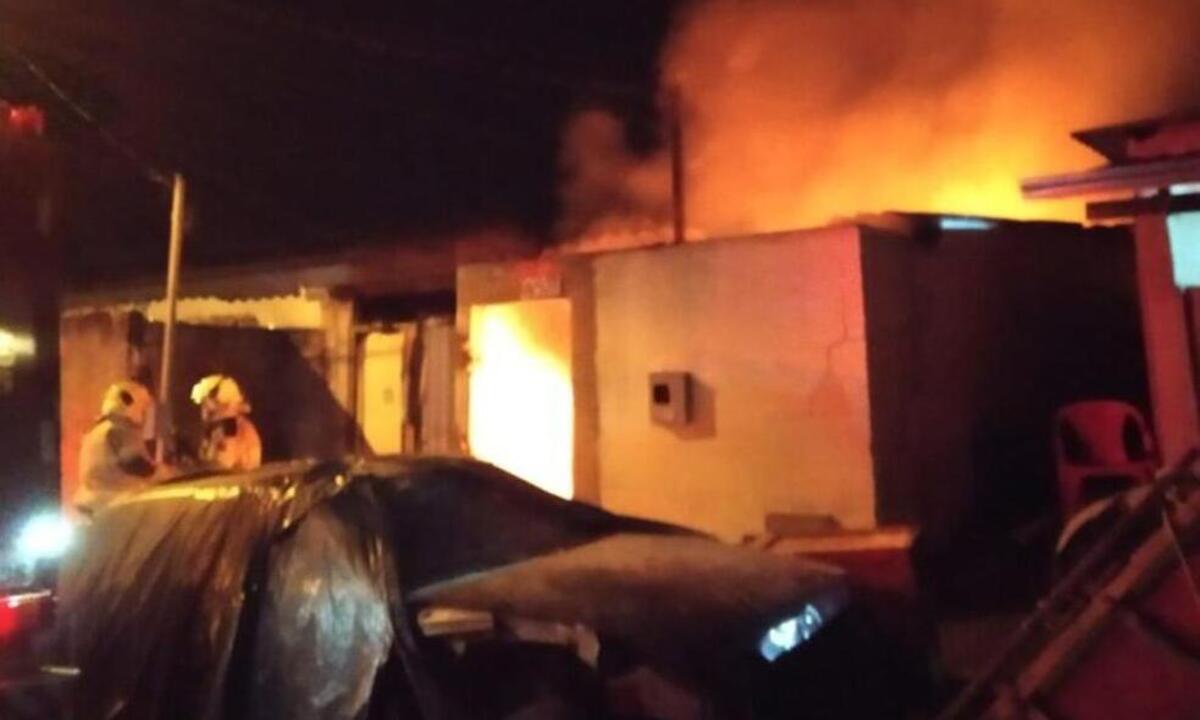 Homem de 43 anos morre após incêndio em uma casa em Passos - Corpo de Bombeiros