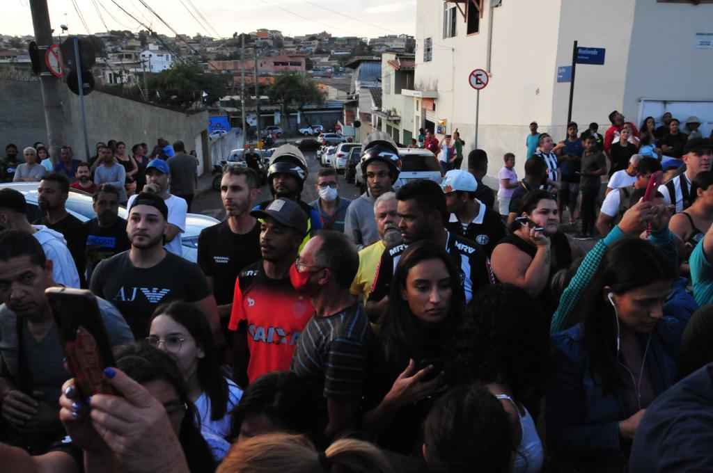 Bárbara Vitória: protesto em frente à casa onde suspeito foi achado morto - Ramon Lisboa/EM/D.A press