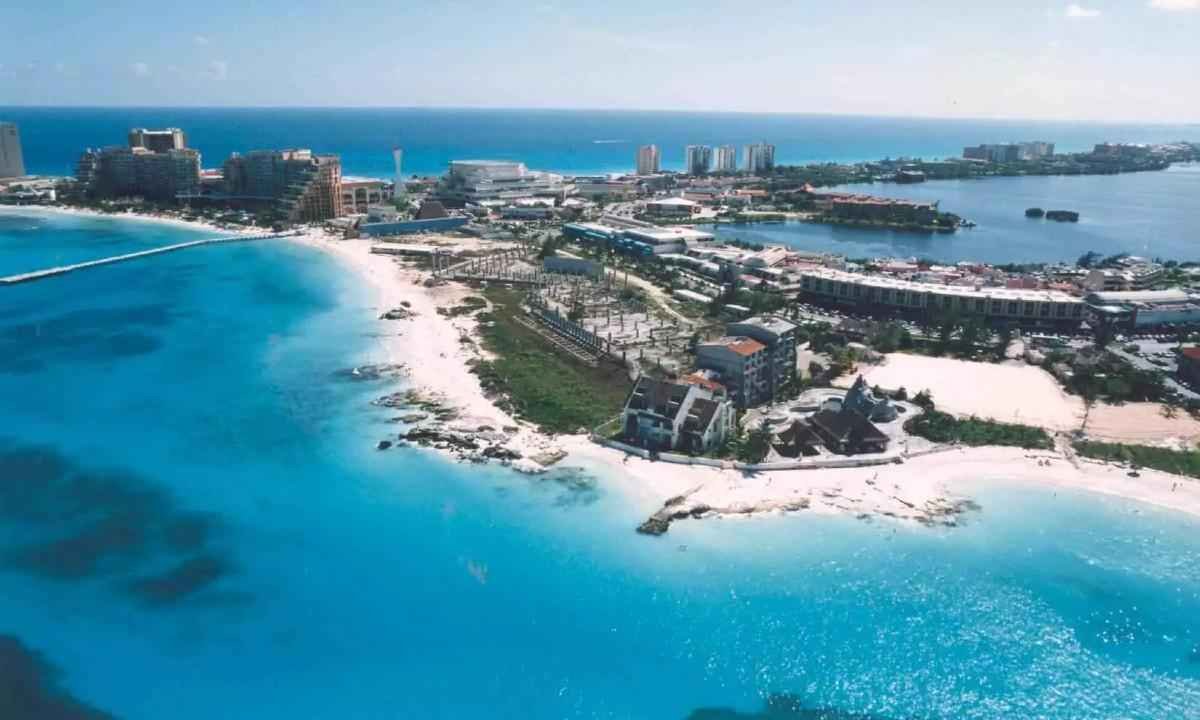 Na foto, orla da praia em Cancún, no México-Eraldo Peres/ CB/DA Press