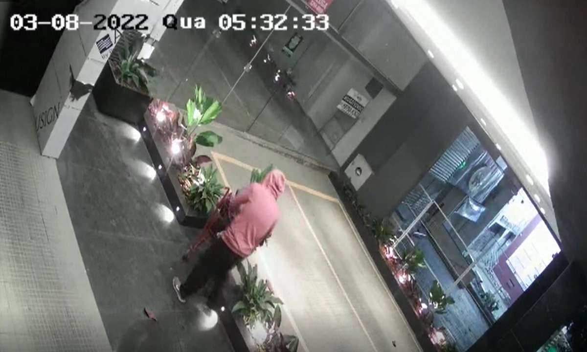Homem é flagrado furtando plantas em condomínio na Savassi; veja o vídeo - Condomínio Alagoas 2/ Reprodução