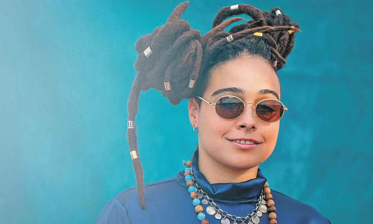 Em seu segundo disco, Laura Conceição vai além do rap e abraça a MPB - Natália Elmor/Divulgação
