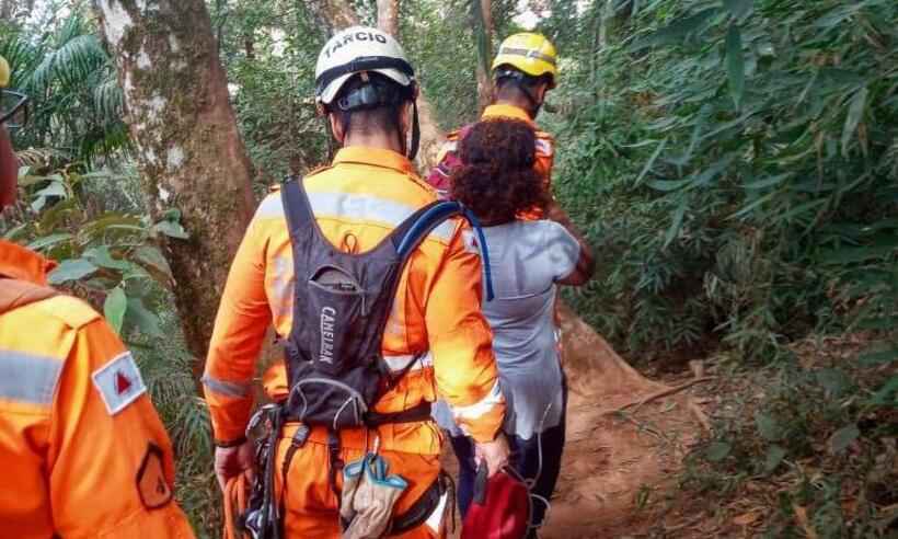 Mulher passa mal durante trilha e bombeiros precisam fazer resgate - CBMMG/Reprodução