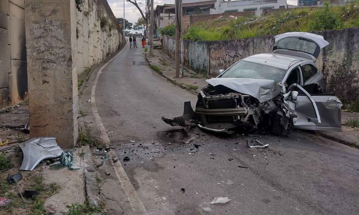 Homem assalta motorista de aplicativo e bate o carro durante fuga em BH - Edesio Ferreira/EM/D.A Press