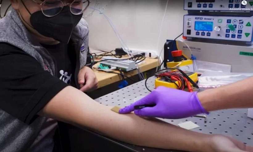 Adesivo de ultrassom registra órgãos enquanto paciente se movimenta - MIT/Divulgação 
