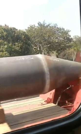 Objeto em formato de míssil chama atenção na avenida Cristiano Machado - Divulgação