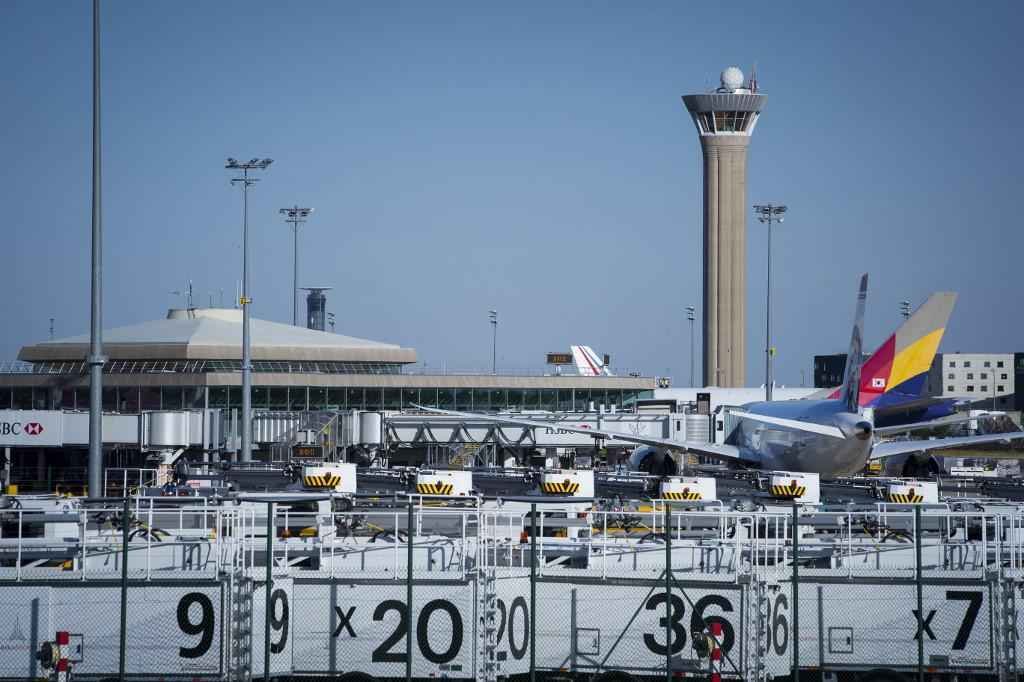  Polícia mata homem armado com faca em aeroporto - JOEL SAGET / AFP