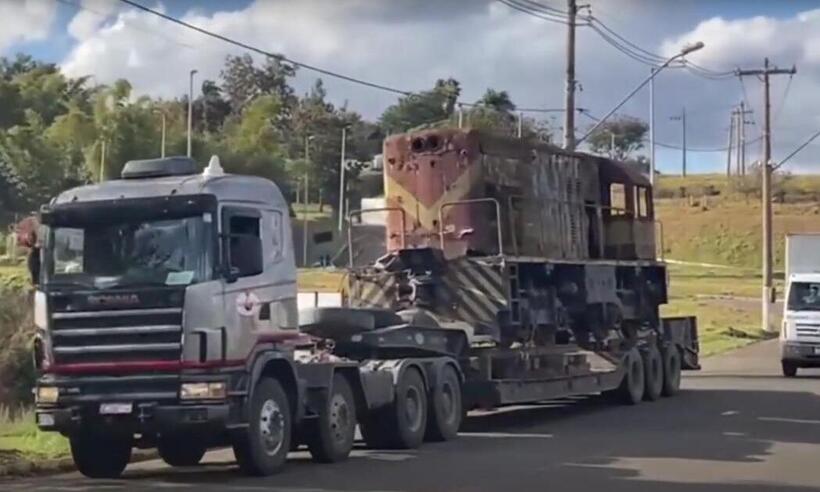 Locomotiva doada pelo Dnit, que estava em Mauá, chega a cidade mineira - Reprodução/TV