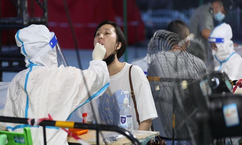 O profundo estigma dos infectados com COVID-19 na China - STR/AFP