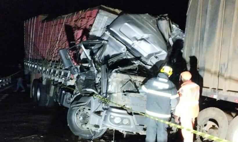 Acidente com caminhão e carreta mata motorista - SALA DE IMPRENSA CBMMG