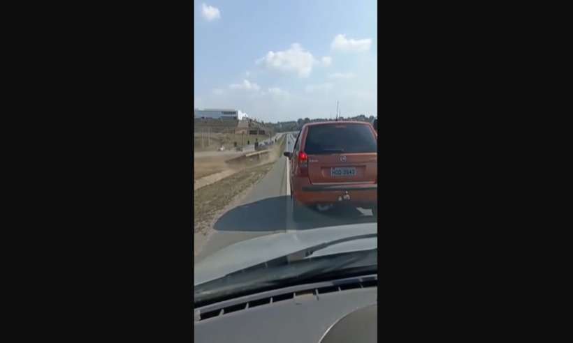 Vídeo: carreta se solta de cavalinho e quase atinge carros na BR-262 - Redes Socias/ Reprodução 