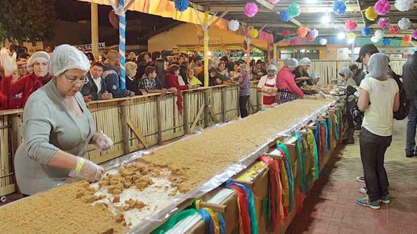 Festa de Piranguinho tem o maior pé de moleque do mundo, com 27 metros - Divulgação / Caminhos do Sul de Minas