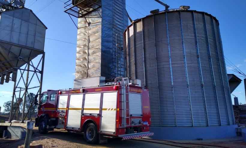 Combate a incêndio em silo de armazenamento consome 5 mil litros de água - Bombeiros Divulgação