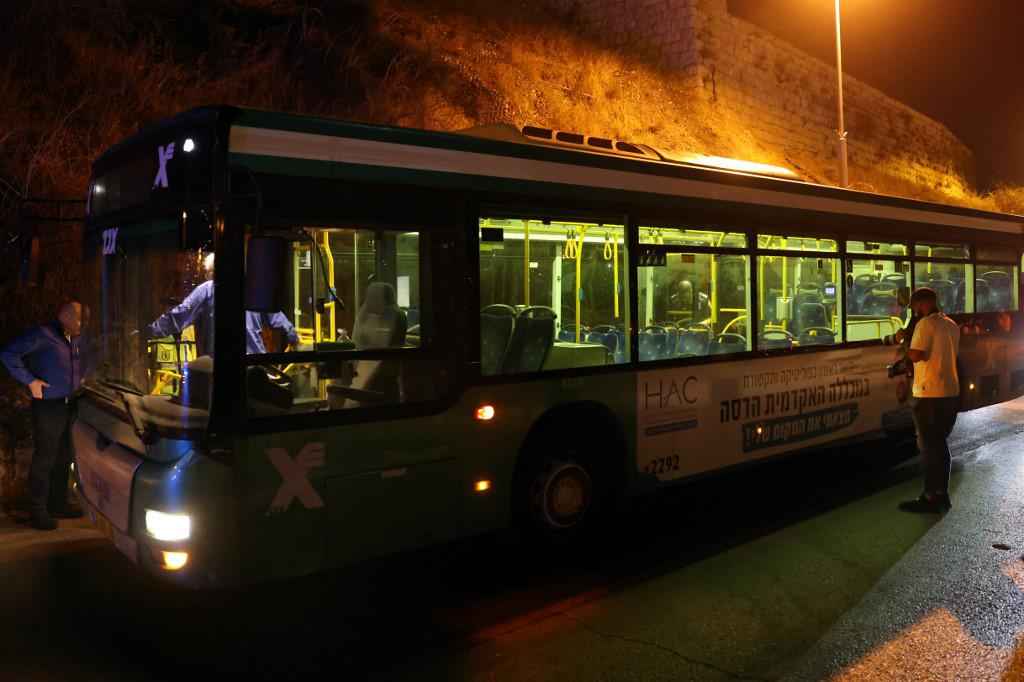 Suspeito é preso após ataque em ônibus em Jerusalém com oito feridos - AHMAD GHARABLI / AFP