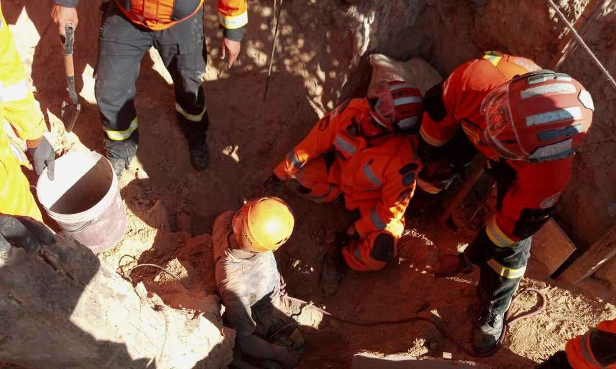 BH: homem cai em tubulão e fica soterrado em obra - Litza Alves/CBMMG/Divulgação 