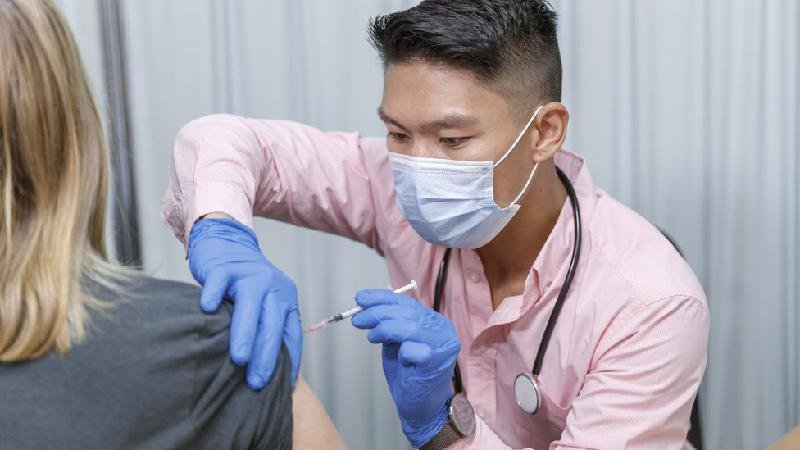 Vacina: Reino Unido é 1° país a aprovar imunizante contra variante ômicron - Getty Images
