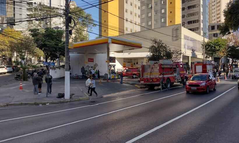 Fogo em posto de combustível fecha pista da Avenida Bias Fortes - Edesio Ferreira/EM/D.A Press