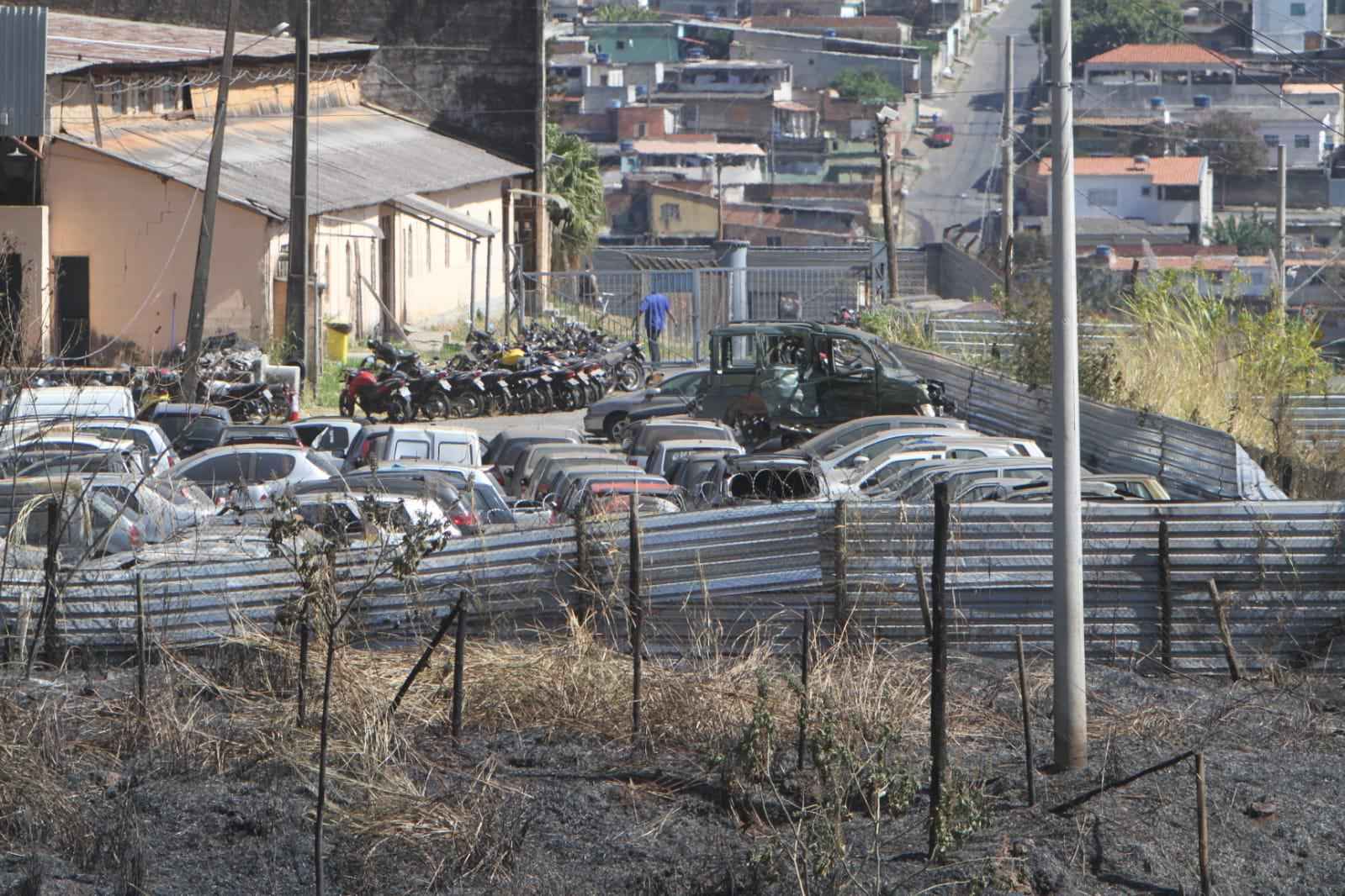Polícia Civil vai fazer levantamento de carros atingidos por fogo em pátio - Edesio Ferreira/EM/D.A Press