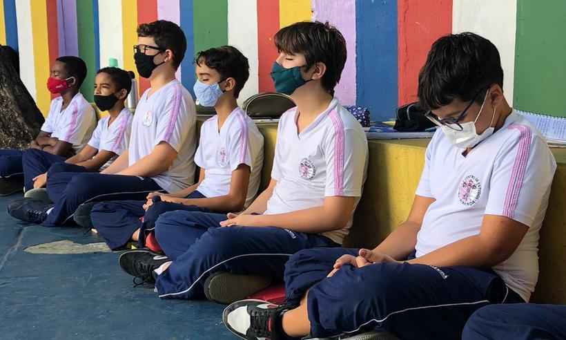 Paz na mochila: meditação melhora rendimento escolar de crianças e adolescentes - Educa Mais Brasil