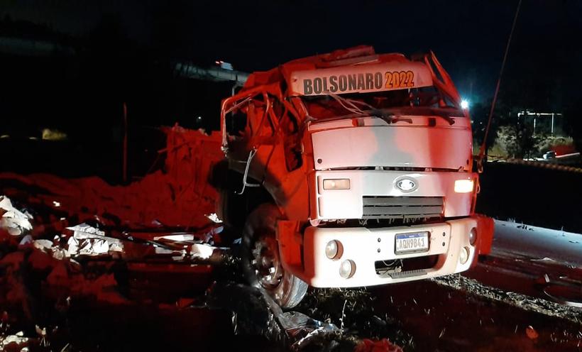 Capotamento de caminhão mata um jovem e deixa outro ferido  - foto: Thales Benício