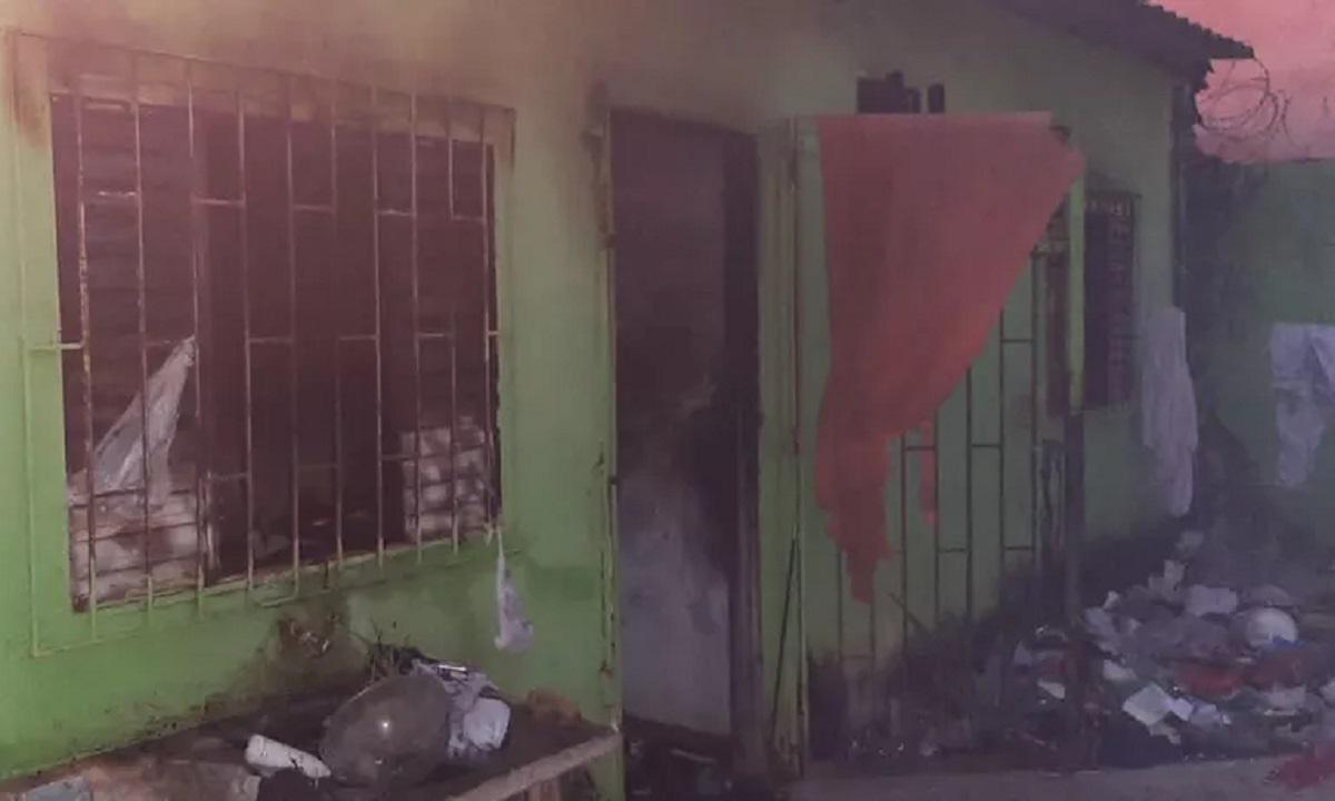 Mulher dorme com cigarro aceso e incêndio destrói casa - Divulgação/CBMG