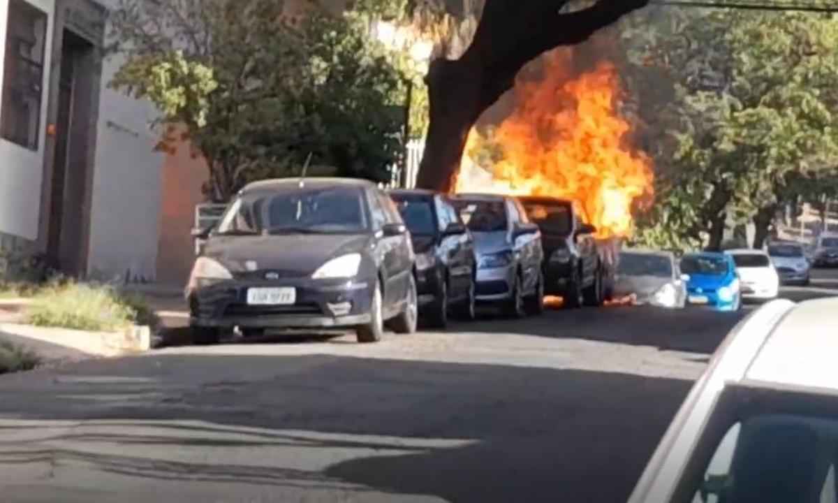 Vídeo: carro pega fogo em Belo Horizonte - Arthur Ovídio/Divulgação