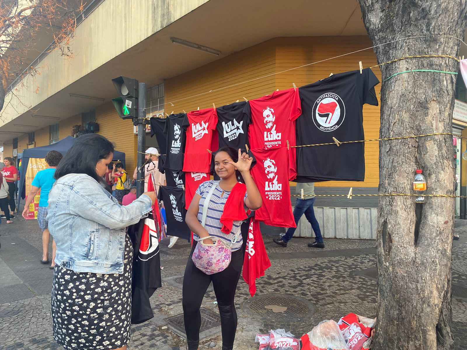 Lula em BH: toalhas de petista com óculos juliet geram lucro a ambulantes - Ana Mendonça