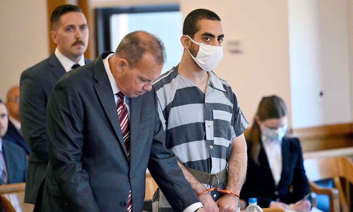 Agressor de Salman Rushdie se declara inocente em tribunal em NY - ANGELA WEISS / AFP