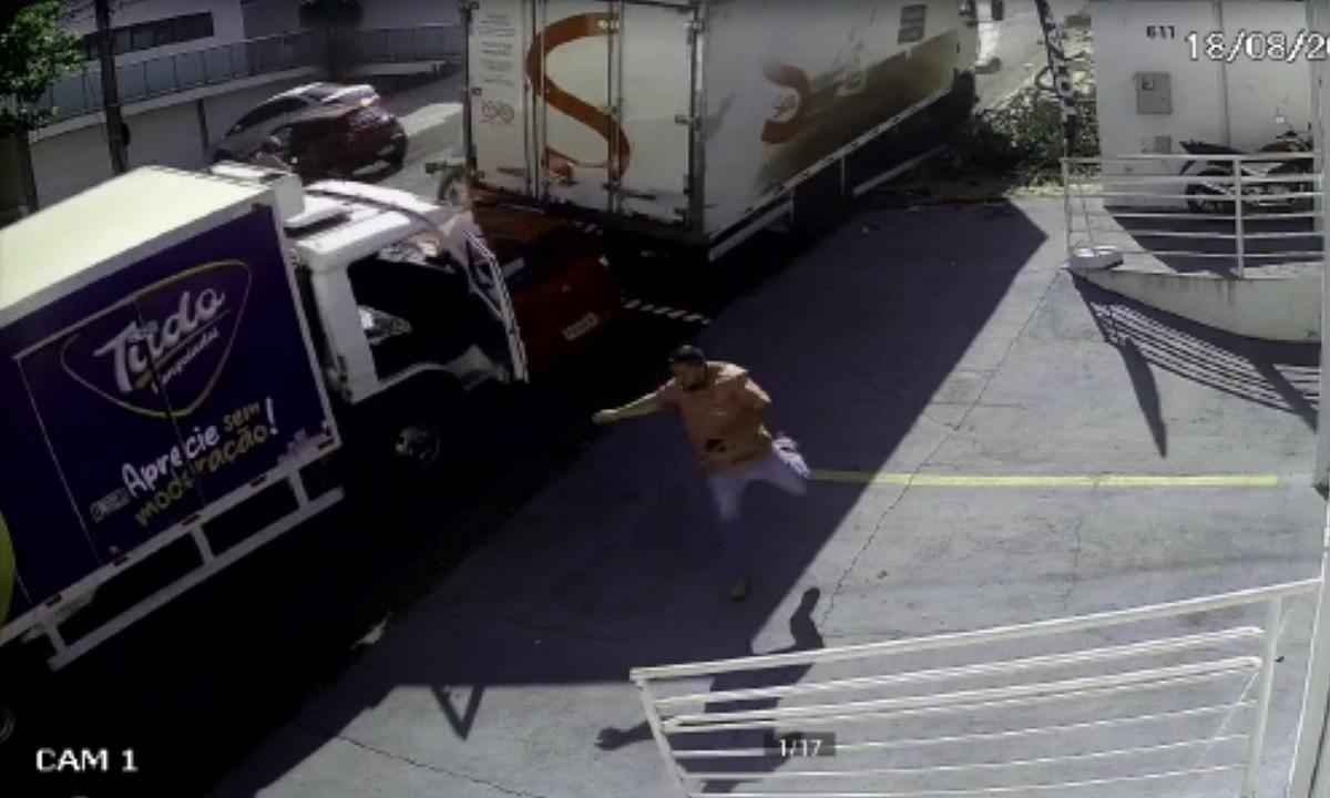 Vídeo: Caminhão perde freio, desce ladeira e bate em 4 veículos - Reprodução/Redes sociais