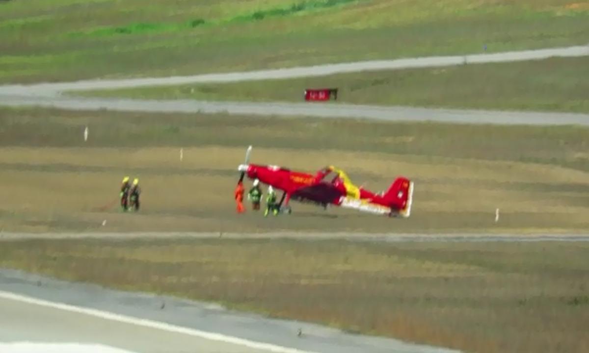 Avião dos bombeiros sai da pista ao pousar no Aeroporto da Pampulha - Henrique Simões/Reprodução