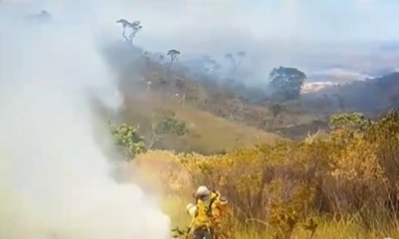 Voluntários tentam controlar incêndio que avança na Lapinha da Serra - Instagram/Reprodução