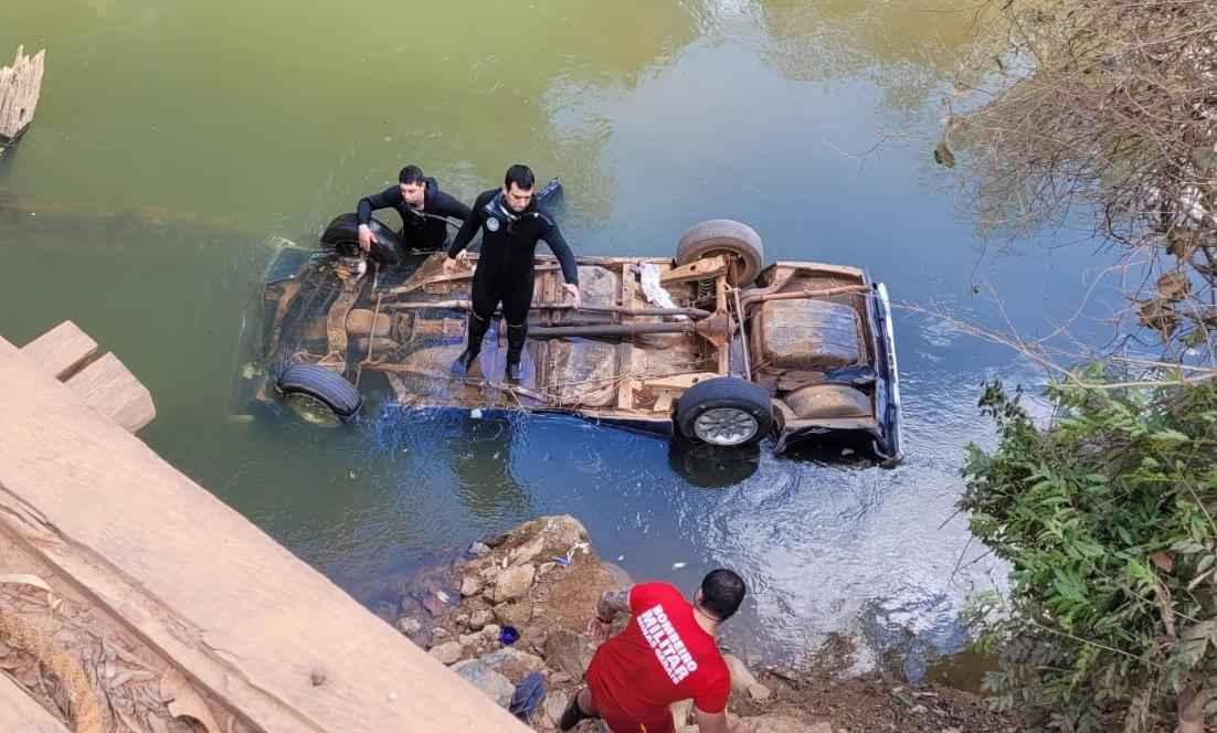 Mistério: opala cai em rio, e motorista não é encontrado - Corpo de Bombeiros de Patrocínio / Divulgação